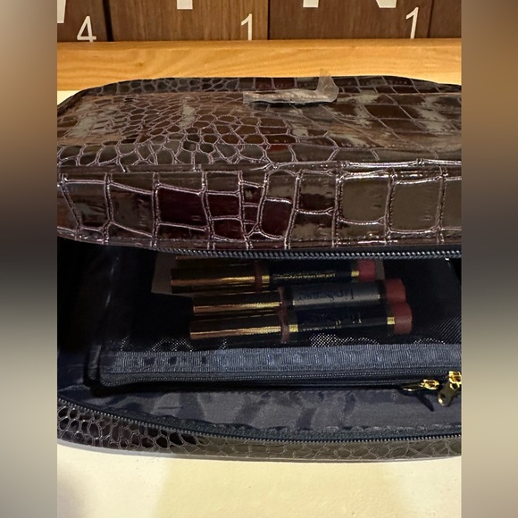 LipSense with amazing makeup case + mirror! - Picture 12 of 12